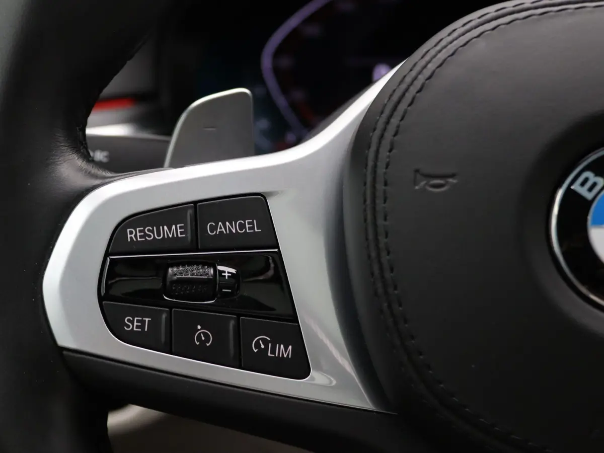 540i xDrive M Sportpakket | Comfortstoelen | Panoramadak | Achterruitrijcamera | 19"