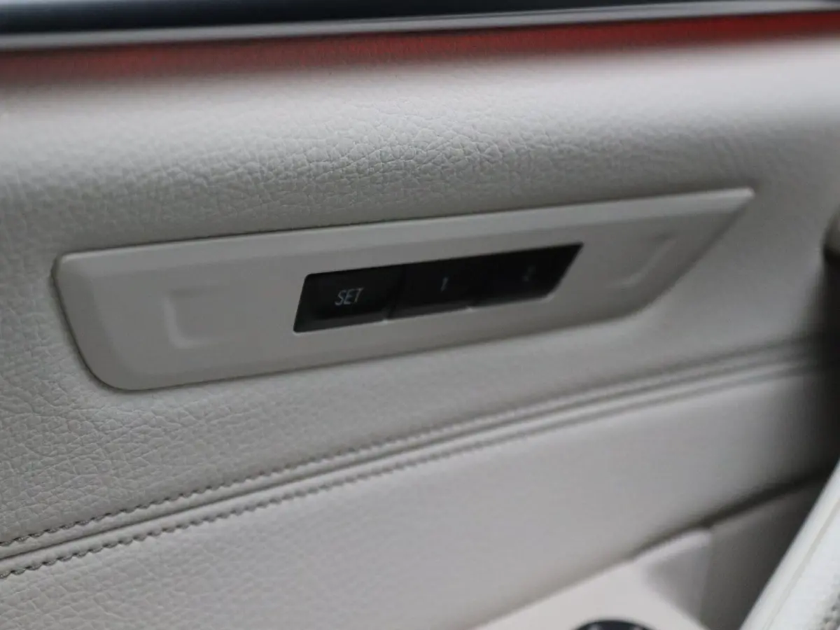 540i xDrive M Sportpakket | Comfortstoelen | Panoramadak | Achterruitrijcamera | 19"