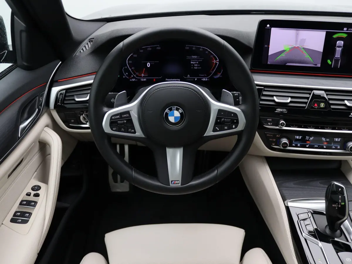 540i xDrive M Sportpakket | Comfortstoelen | Panoramadak | Achterruitrijcamera | 19"
