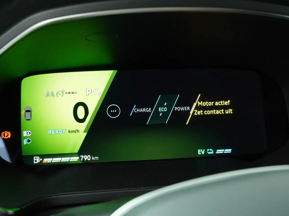 evolution full hybrid E-Tech 145 | Navigatie | Parkeersensoren voor + achter |