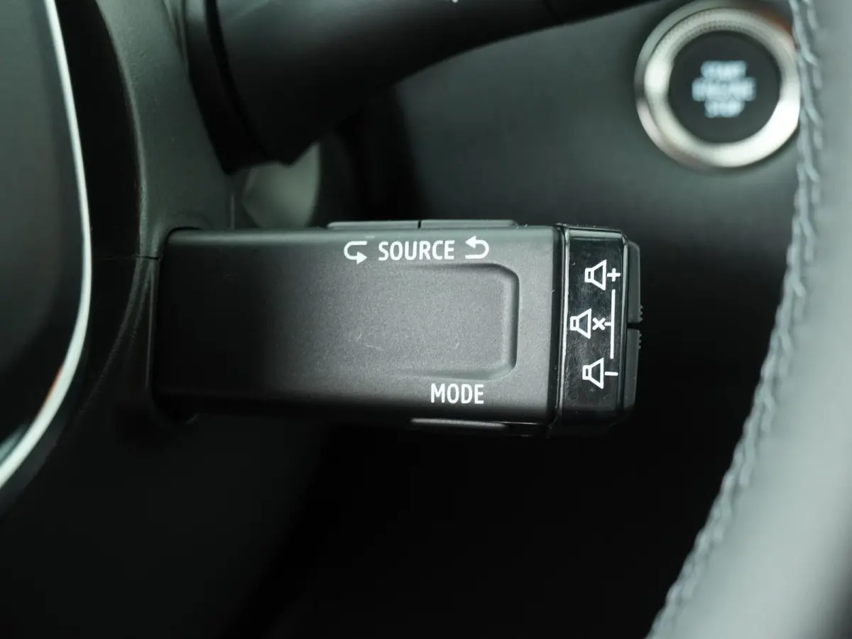evolution full hybrid E-Tech 145 | Navigatie | Parkeersensoren voor + achter |
