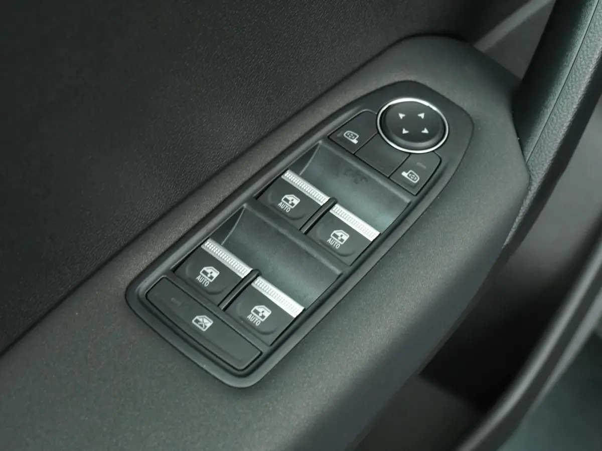 evolution full hybrid E-Tech 145 | Navigatie | Parkeersensoren voor + achter |