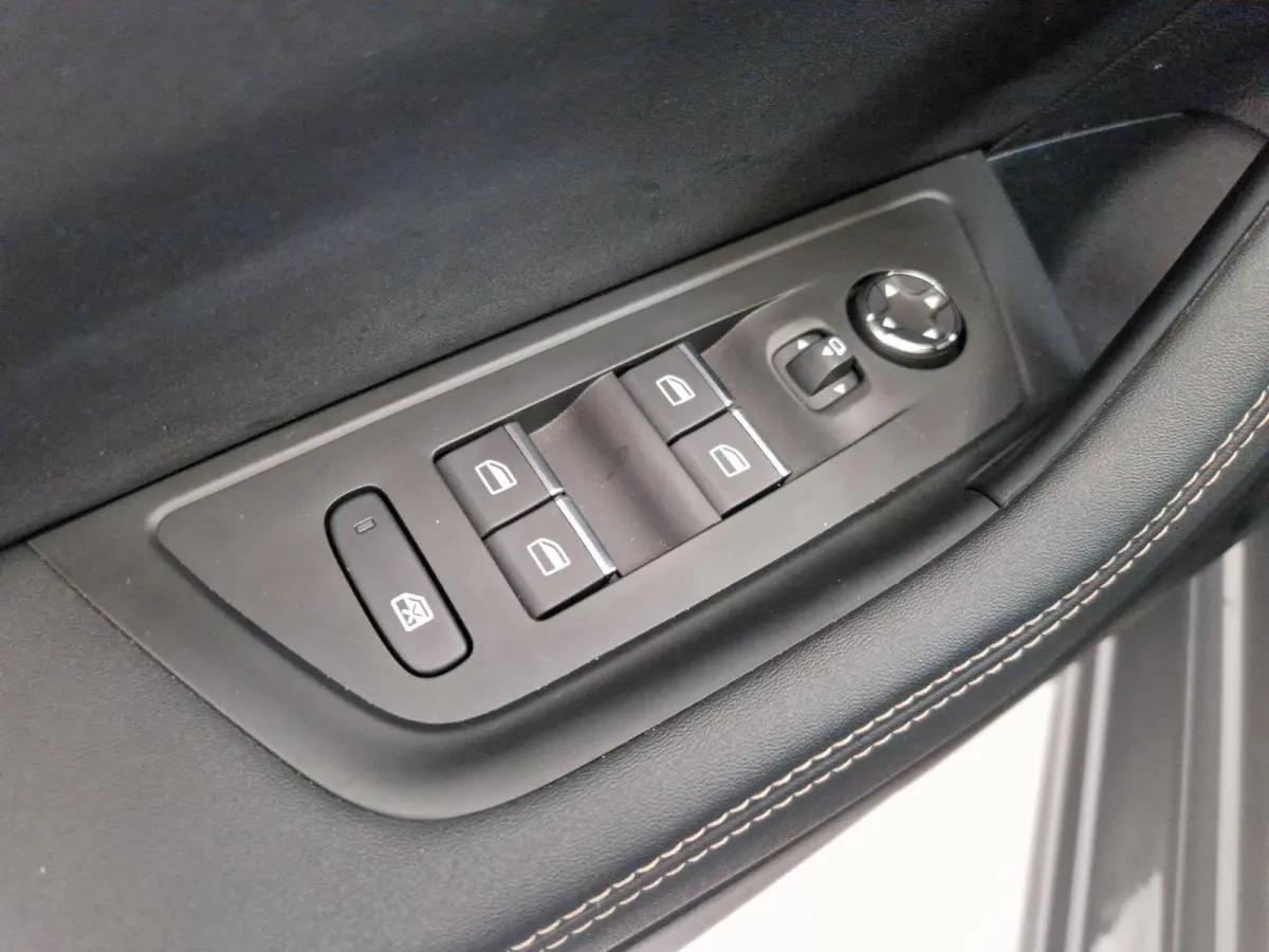 1.6 HYbrid 180 GT 7,4 kW boordlader | Alcantara | Navigatie | Stoelverwarming | Achteruitrijcamera | Adaptive Cruise Control | AGR stoelen
