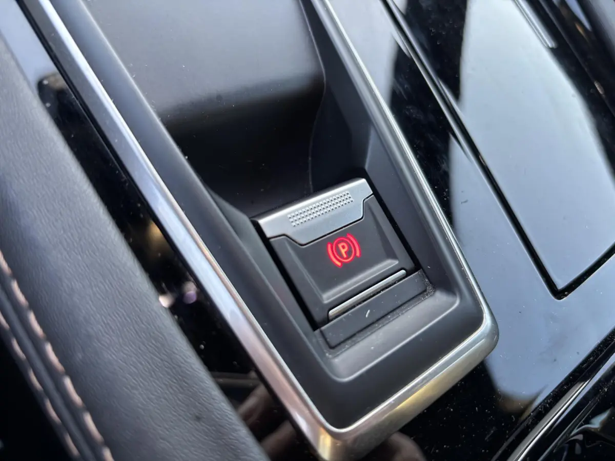 1.6 HYbrid 180 GT 7,4 kW boordlader | Alcantara | Navigatie | Stoelverwarming | Achteruitrijcamera | Adaptive Cruise Control | AGR stoelen