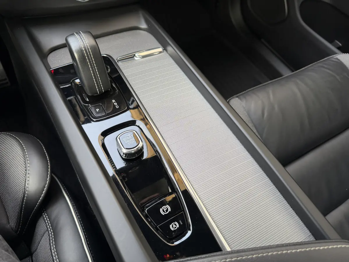 2.0 Recharge T6 AWD R-Design Facelift Luchtvering Panorama dak