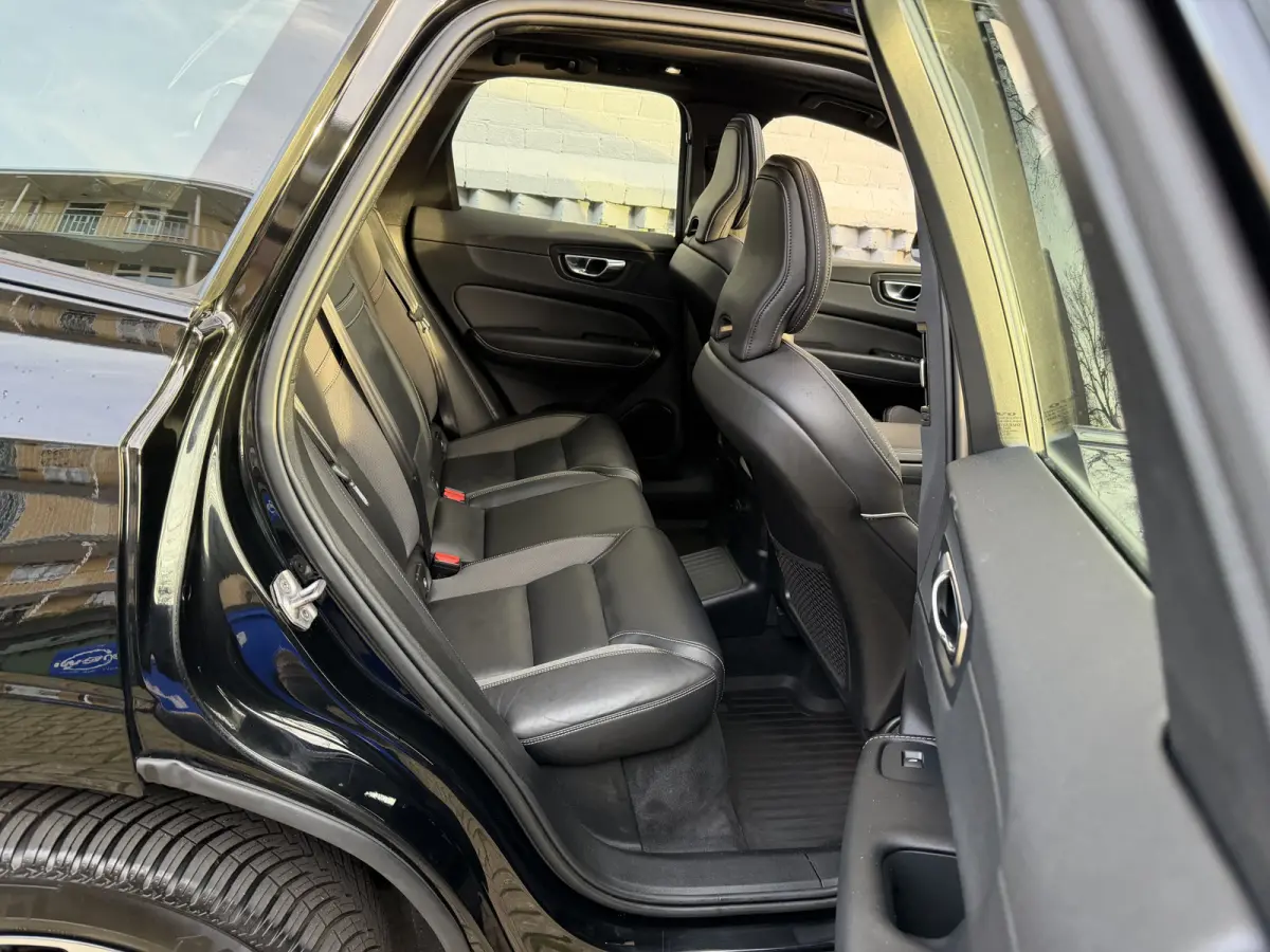 2.0 Recharge T6 AWD R-Design Facelift Luchtvering Panorama dak
