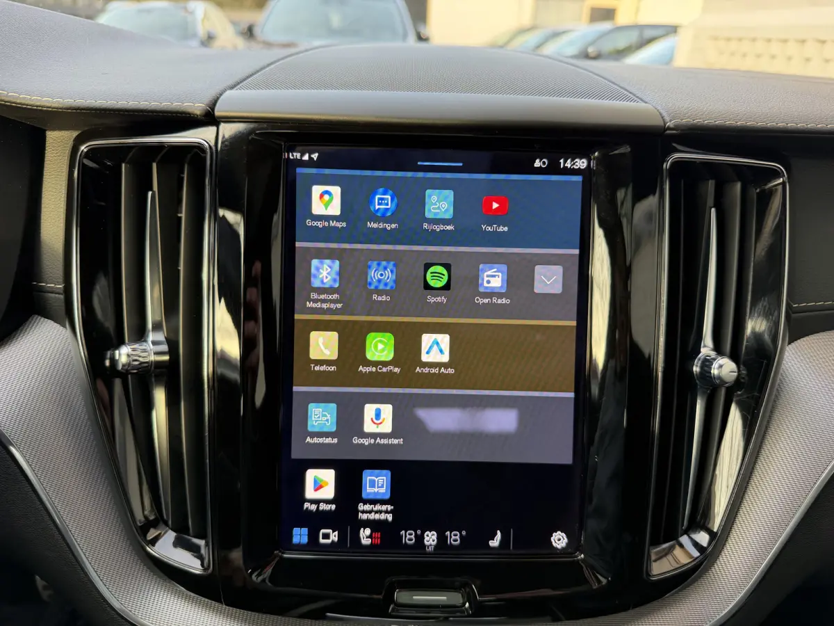 2.0 Recharge T6 AWD R-Design Facelift Luchtvering Panorama dak