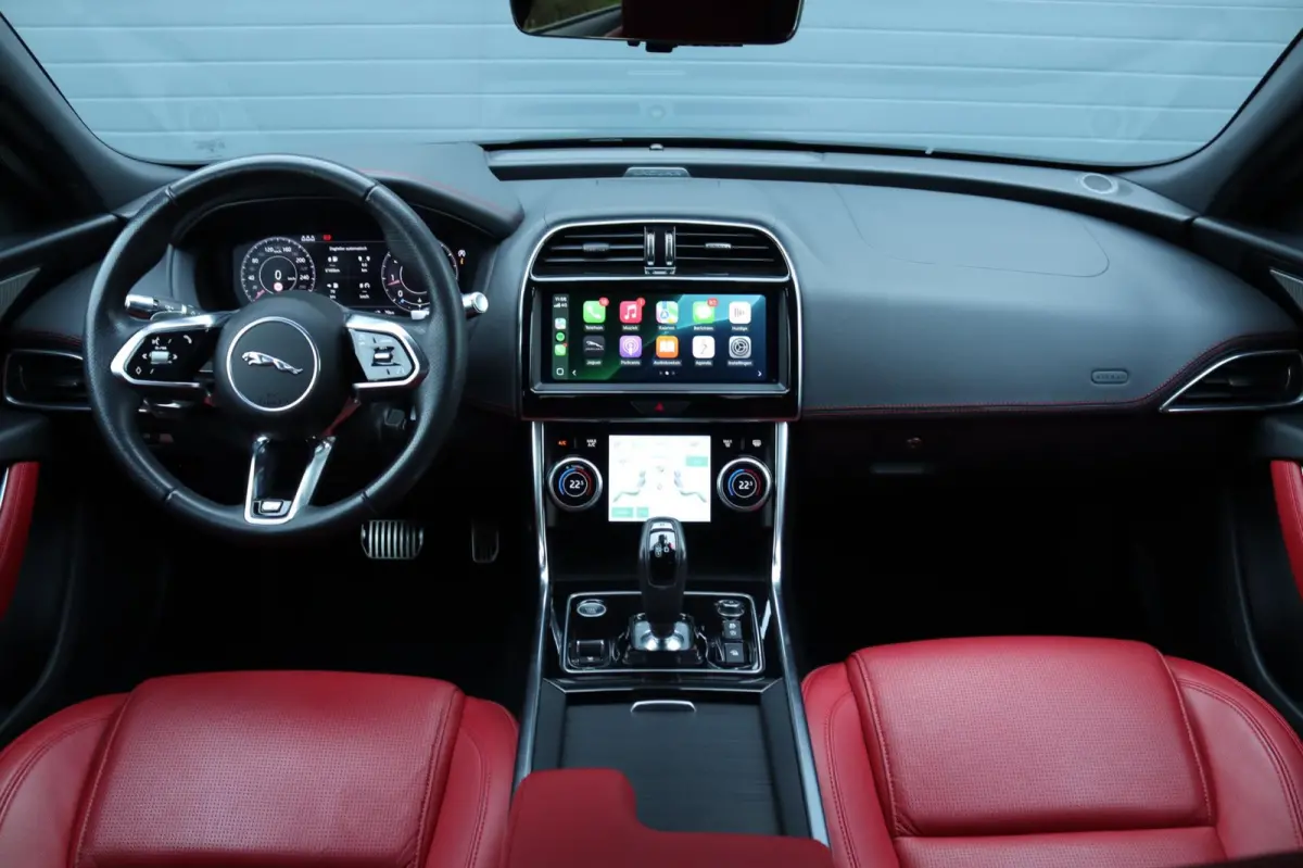 2.0 P250 HSE / Digitaal display / Carplay / Camera