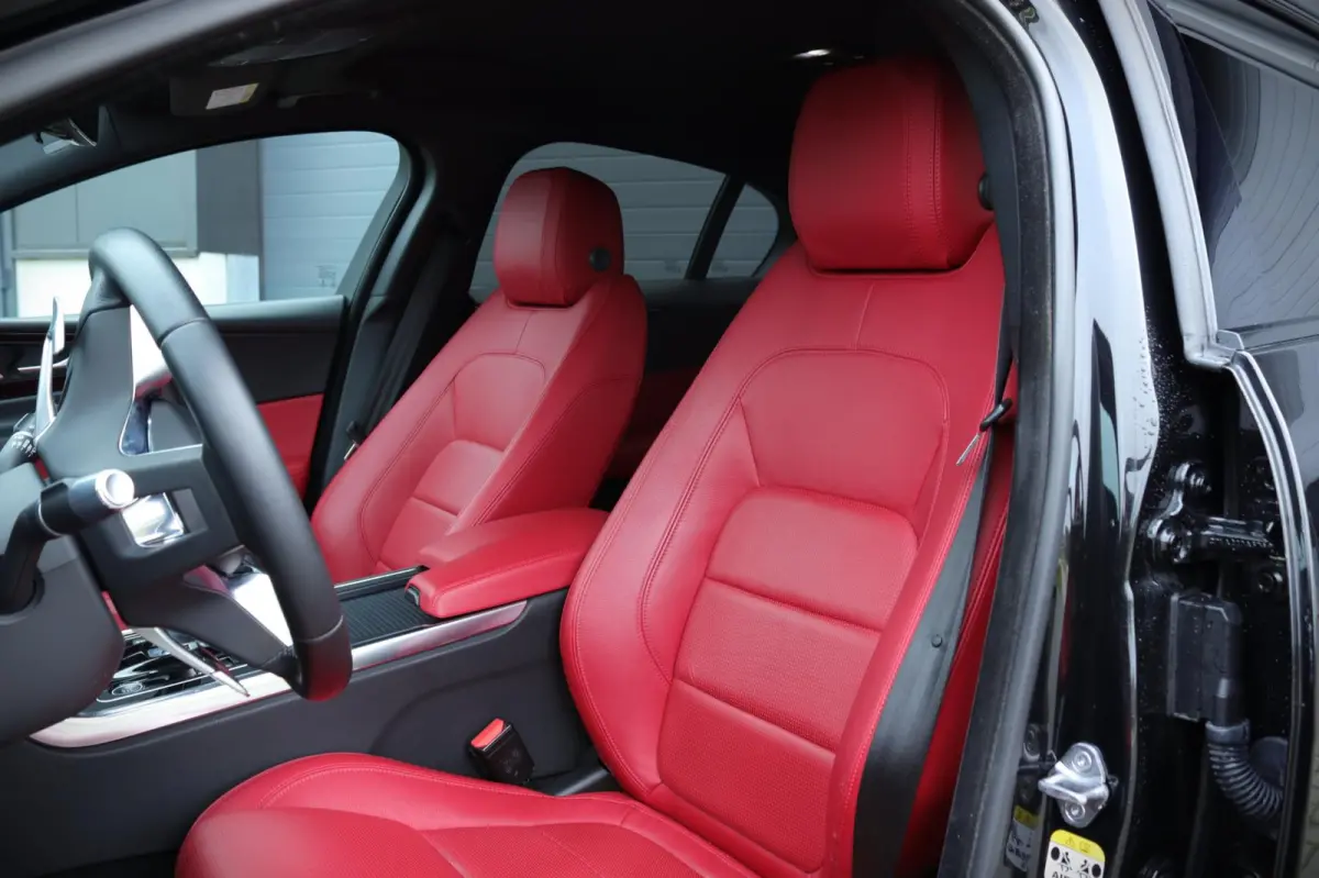 2.0 P250 HSE / Digitaal display / Carplay / Camera