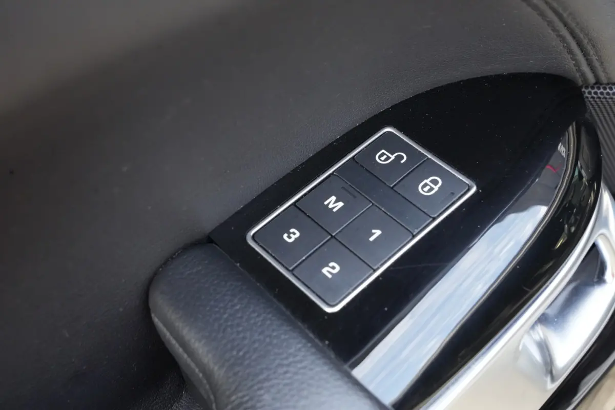 3.0 TDV6 Vogue | 259PK | Navi | Trekhaak | Meridian | 360° | Leder | Land Rover Range Rover Vogue 258 PK met 3.0 V6 diesel, navigatie, elektrisch uitklapbare trekhaak, Meridian audiosysteem