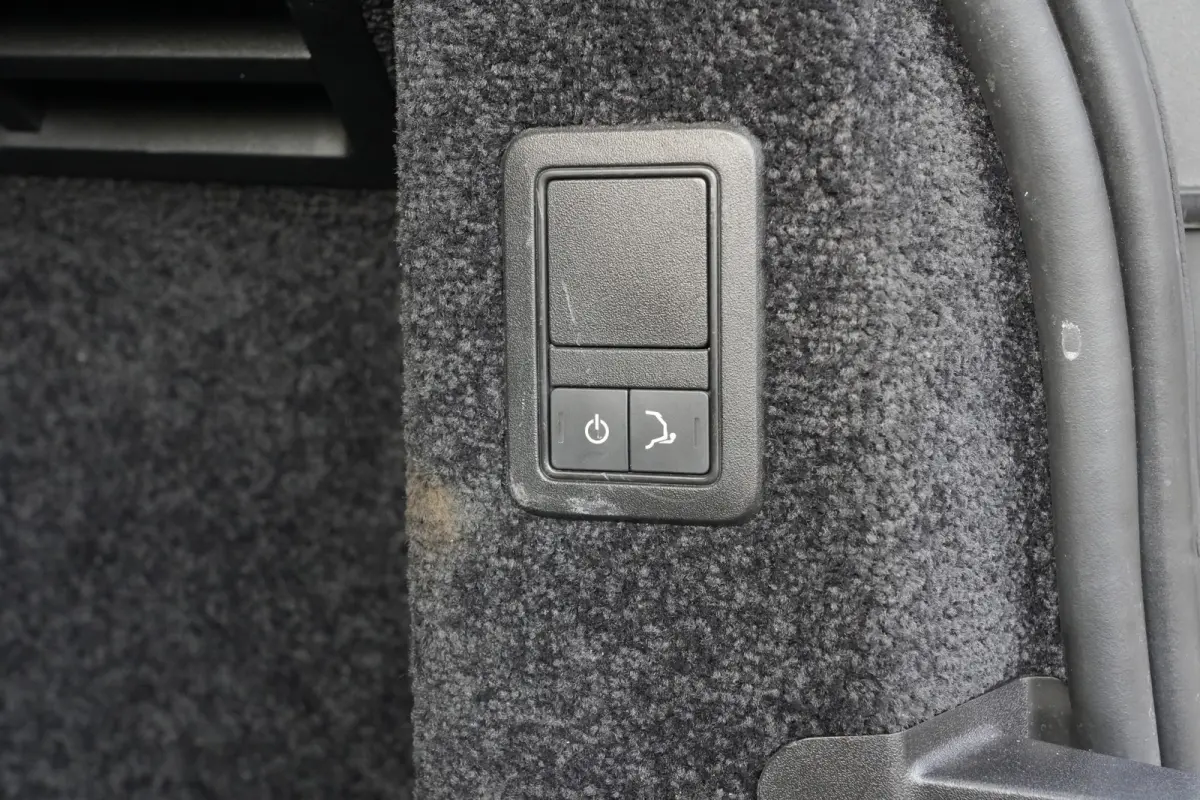 3.0 TDV6 Vogue | 259PK | Navi | Trekhaak | Meridian | 360° | Leder | Land Rover Range Rover Vogue 258 PK met 3.0 V6 diesel, navigatie, elektrisch uitklapbare trekhaak, Meridian audiosysteem
