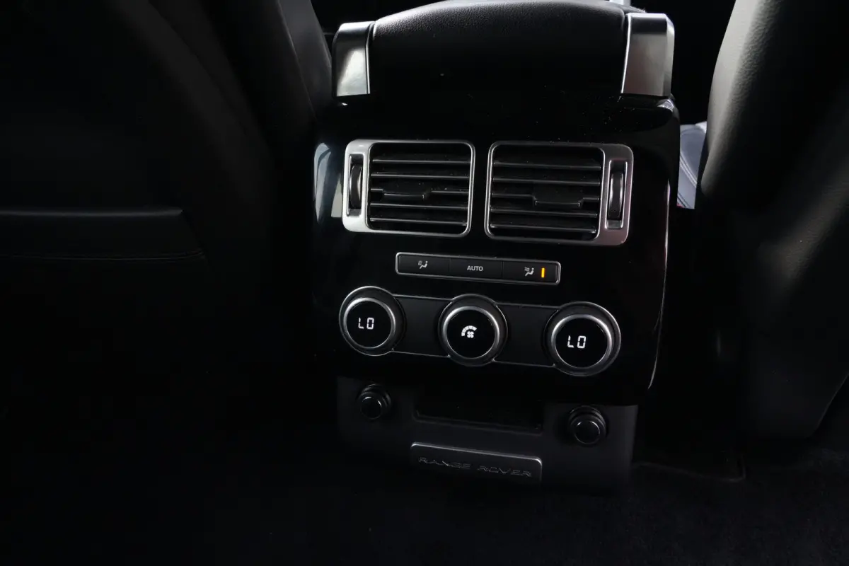 3.0 TDV6 Vogue | 259PK | Navi | Trekhaak | Meridian | 360° | Leder | Land Rover Range Rover Vogue 258 PK met 3.0 V6 diesel, navigatie, elektrisch uitklapbare trekhaak, Meridian audiosysteem