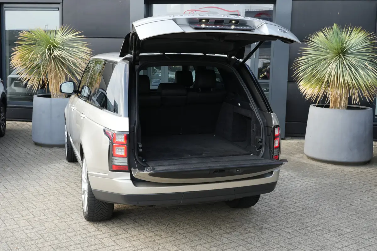 3.0 TDV6 Vogue | 259PK | Navi | Trekhaak | Meridian | 360° | Leder | Land Rover Range Rover Vogue 258 PK met 3.0 V6 diesel, navigatie, elektrisch uitklapbare trekhaak, Meridian audiosysteem