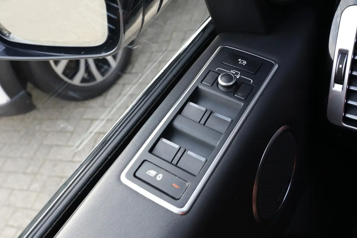 3.0 TDV6 Vogue | 259PK | Navi | Trekhaak | Meridian | 360° | Leder | Land Rover Range Rover Vogue 258 PK met 3.0 V6 diesel, navigatie, elektrisch uitklapbare trekhaak, Meridian audiosysteem