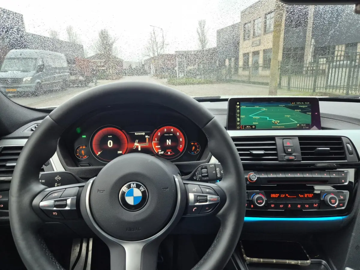 320i M Sport Edition Apple CarPlay dig.cluster Camera Breedset M velgen NAP Rijklaar 320i M Sport Edition