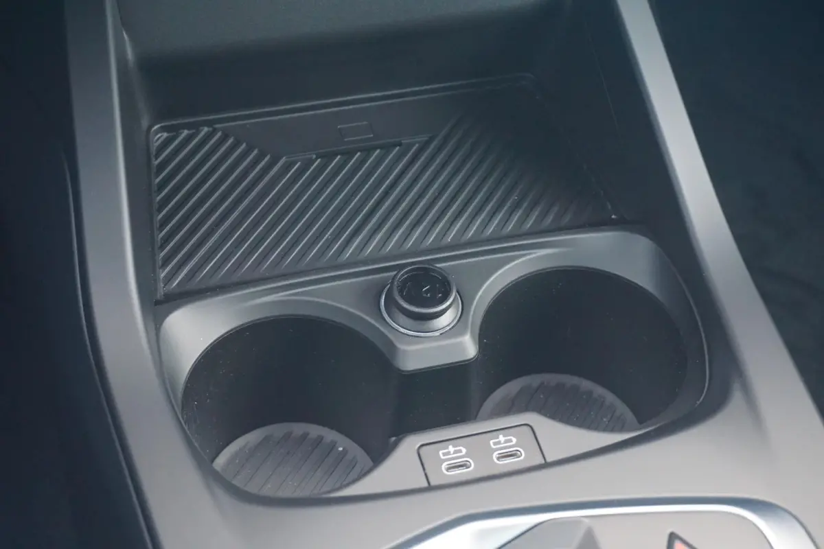 220 M Sportpakket Pro 19'' | Elektrisch Verstelbare Stoelen | Harman Kardon | Driving Assistant Plus |