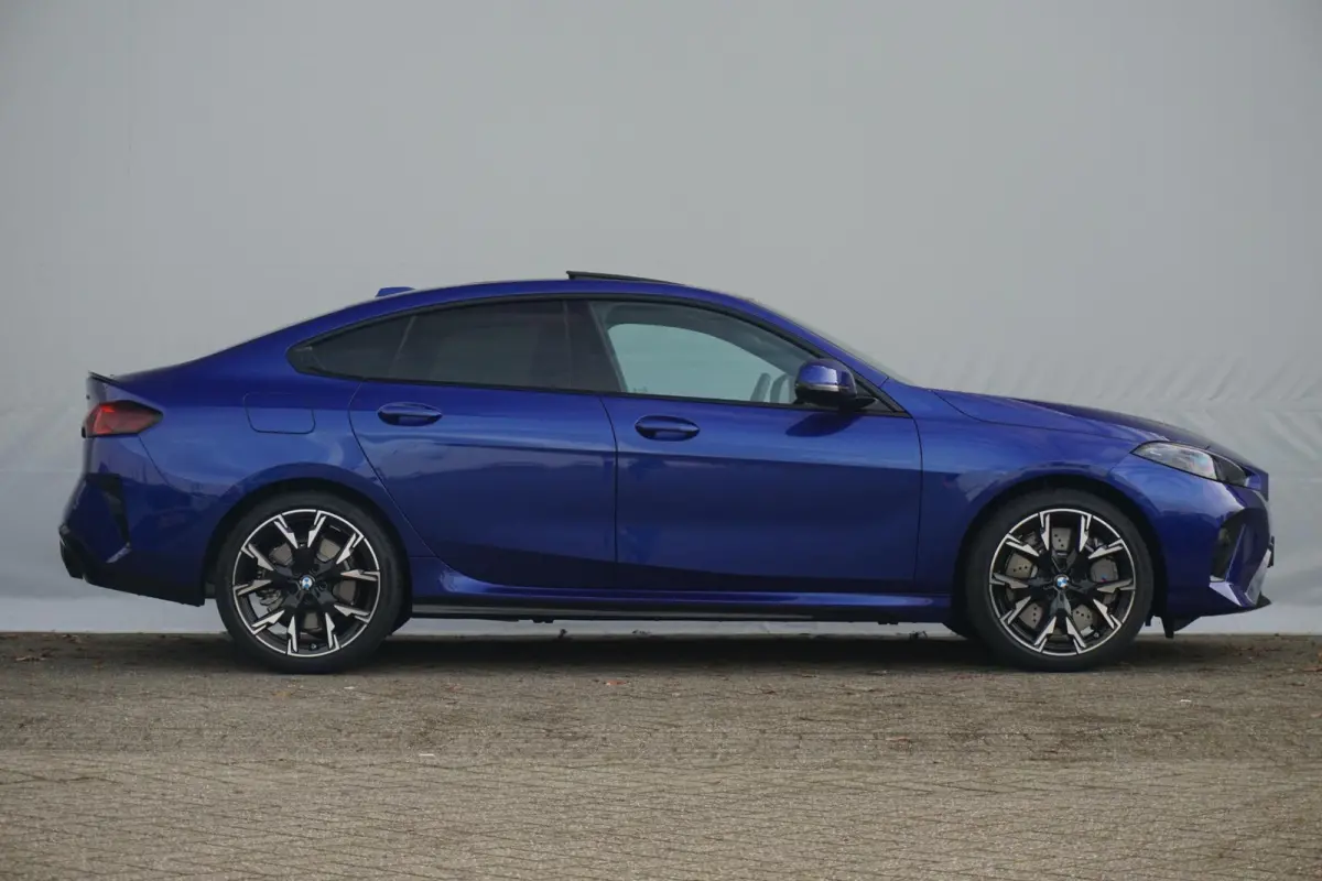 220 M Sportpakket Pro 19'' | Elektrisch Verstelbare Stoelen | Harman Kardon | Driving Assistant Plus |