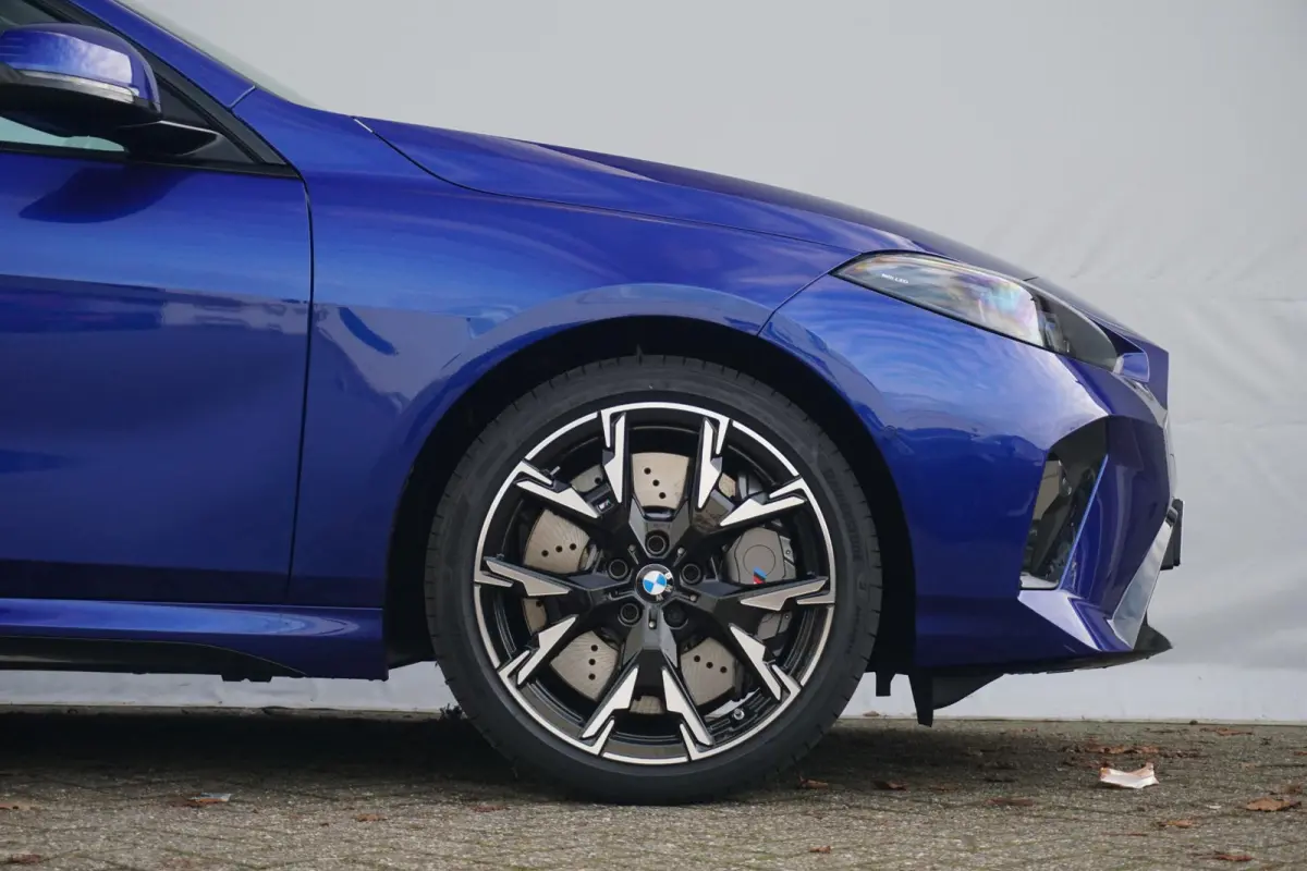 220 M Sportpakket Pro 19'' | Elektrisch Verstelbare Stoelen | Harman Kardon | Driving Assistant Plus |