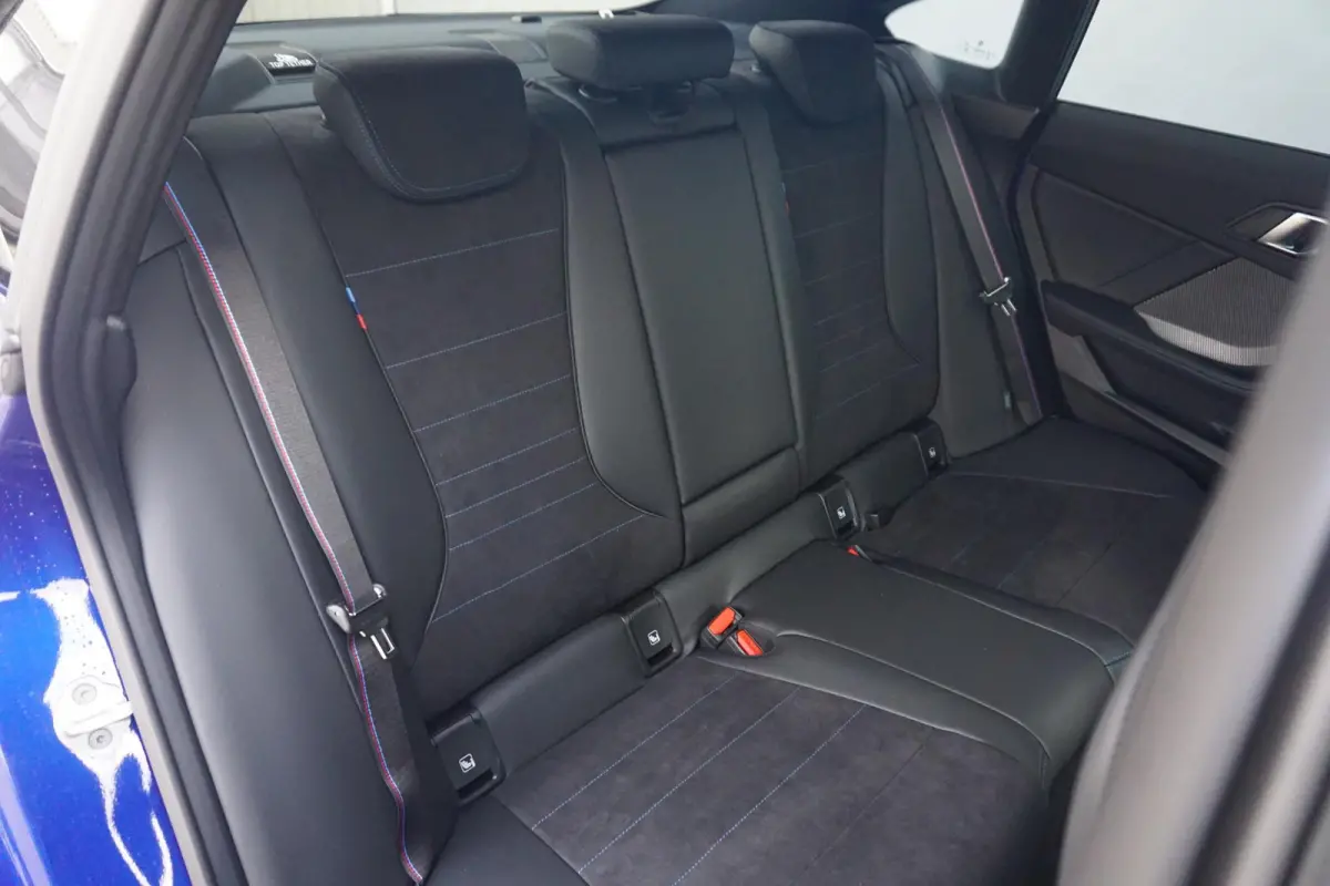 220 M Sportpakket Pro 19'' | Elektrisch Verstelbare Stoelen | Harman Kardon | Driving Assistant Plus |