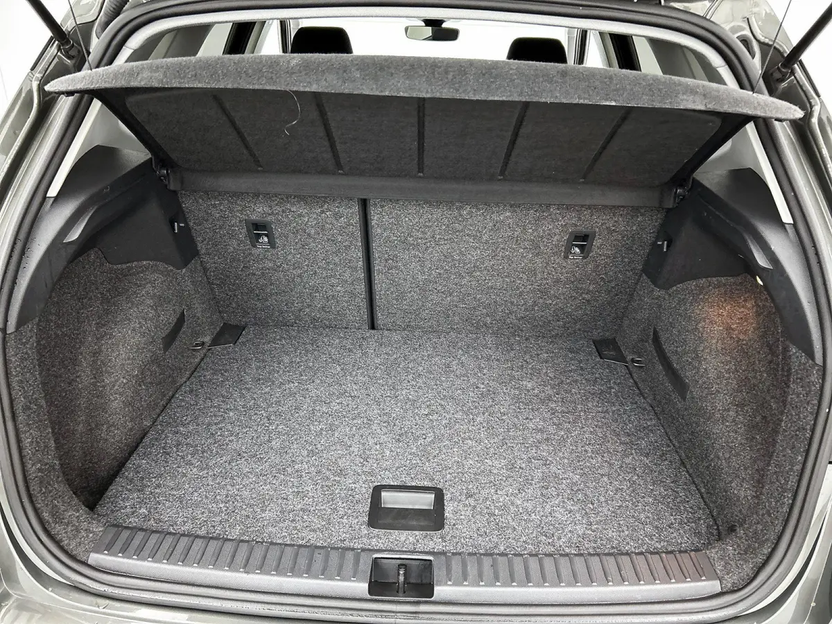1.0 TSI AUTOM. Style Connect CARPLAY-NAV | CRUISE | PRIVACY-GLASS