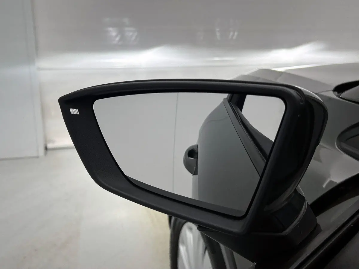 1.0 TSI AUTOM. Style Connect CARPLAY-NAV | CRUISE | PRIVACY-GLASS
