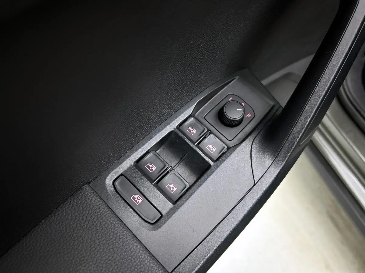1.0 TSI AUTOM. Style Connect CARPLAY-NAV | CRUISE | PRIVACY-GLASS