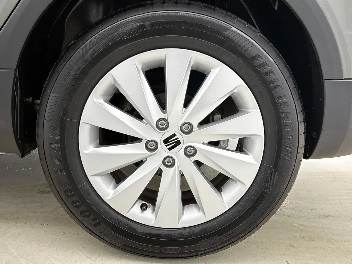 1.0 TSI AUTOM. Style Connect CARPLAY-NAV | CRUISE | PRIVACY-GLASS