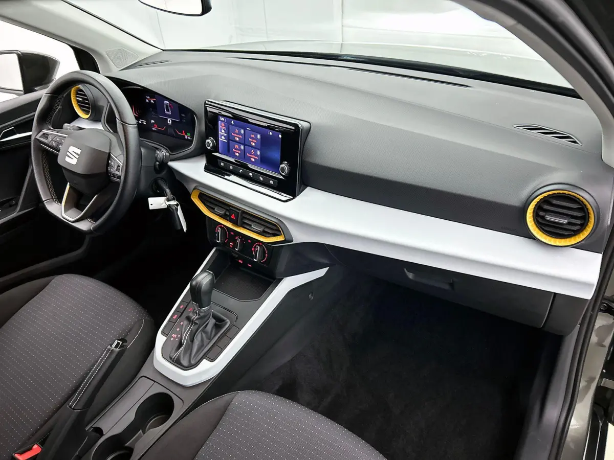 1.0 TSI AUTOM. Style Connect CARPLAY-NAV | CRUISE | PRIVACY-GLASS