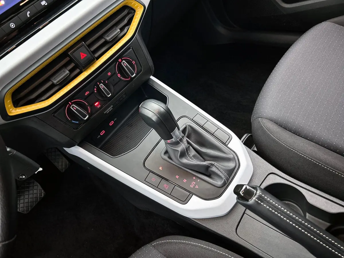 1.0 TSI AUTOM. Style Connect CARPLAY-NAV | CRUISE | PRIVACY-GLASS