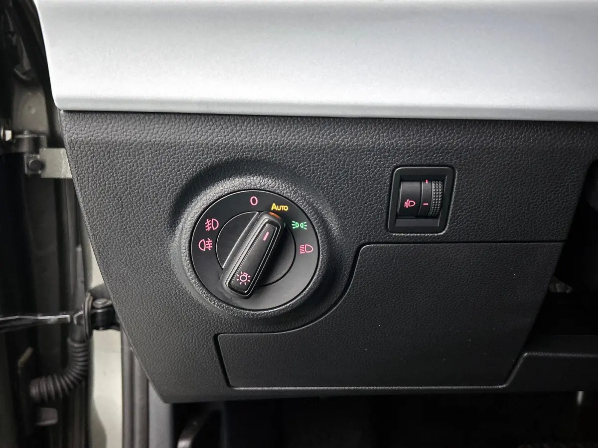 1.0 TSI AUTOM. Style Connect CARPLAY-NAV | CRUISE | PRIVACY-GLASS