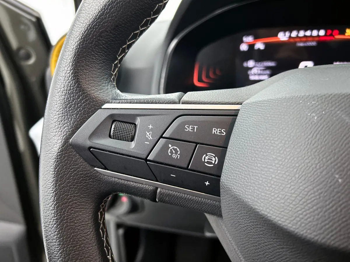 1.0 TSI AUTOM. Style Connect CARPLAY-NAV | CRUISE | PRIVACY-GLASS