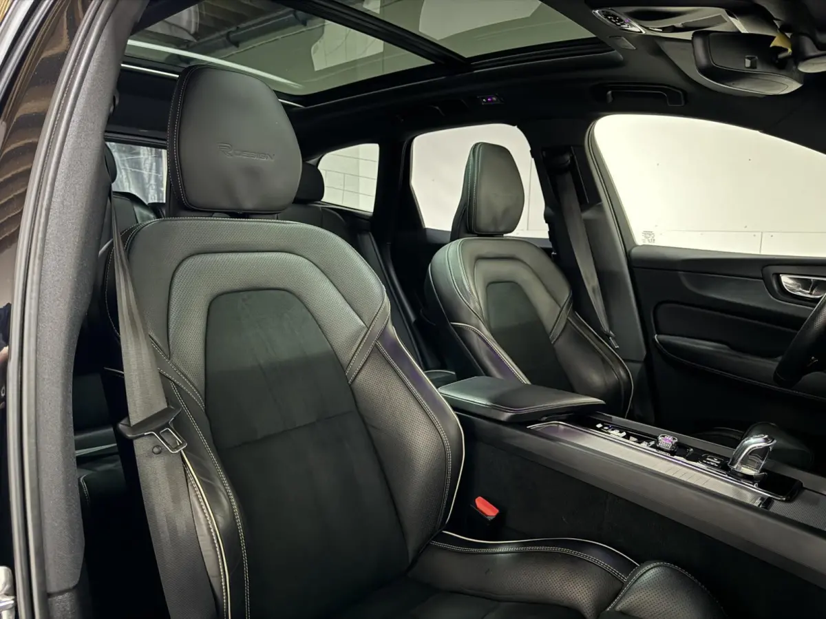 2.0 T8 Twin Engine AWD R-Design Luchtv. Pano H/K HUD 360°