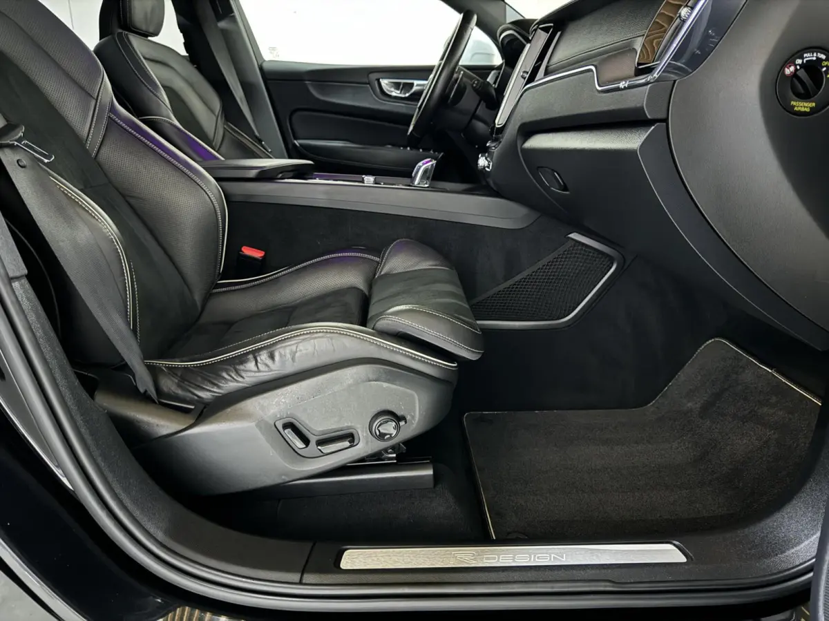 2.0 T8 Twin Engine AWD R-Design Luchtv. Pano H/K HUD 360°