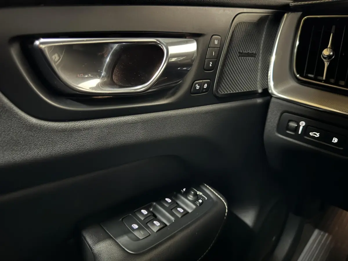 2.0 T8 Twin Engine AWD R-Design Luchtv. Pano H/K HUD 360°