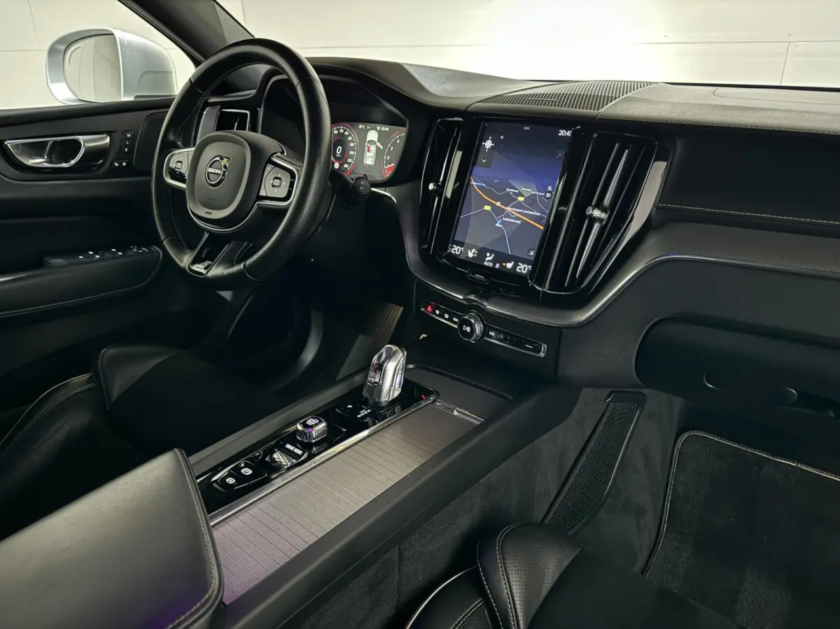 2.0 T8 Twin Engine AWD R-Design Luchtv. Pano H/K HUD 360°