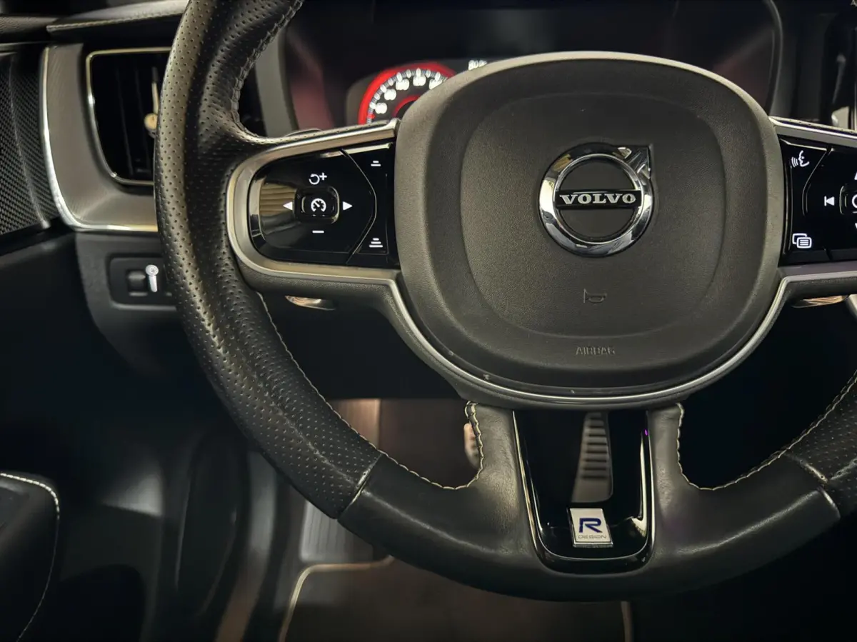 2.0 T8 Twin Engine AWD R-Design Luchtv. Pano H/K HUD 360°