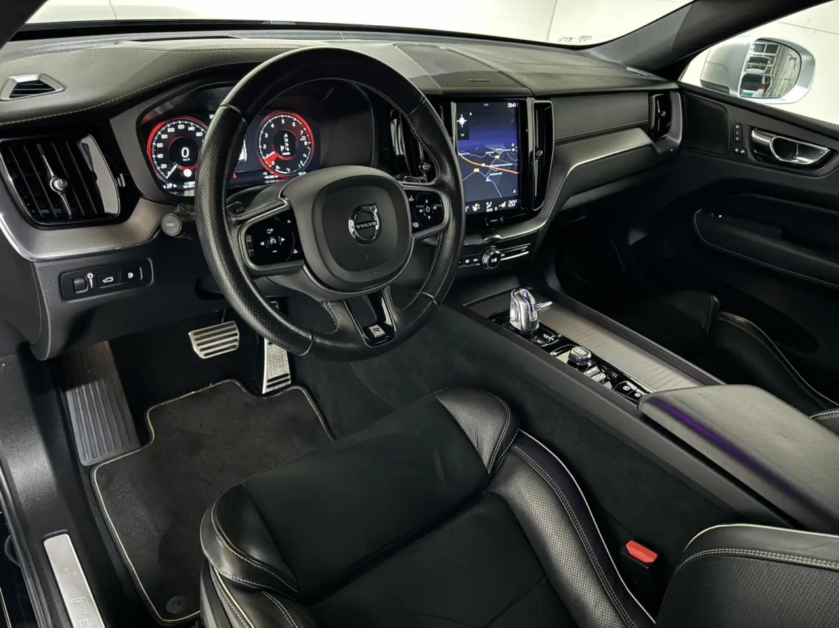2.0 T8 Twin Engine AWD R-Design Luchtv. Pano H/K HUD 360°