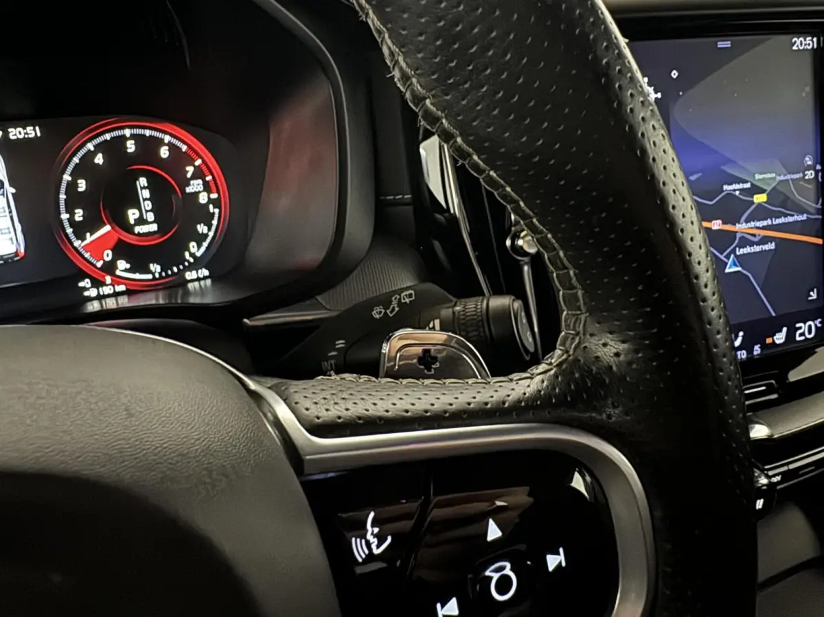 2.0 T8 Twin Engine AWD R-Design Luchtv. Pano H/K HUD 360°