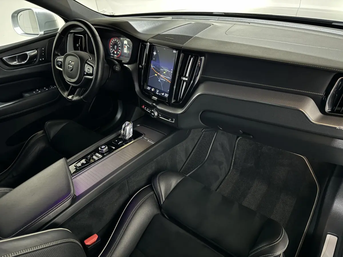 2.0 T8 Twin Engine AWD R-Design Luchtv. Pano H/K HUD 360°