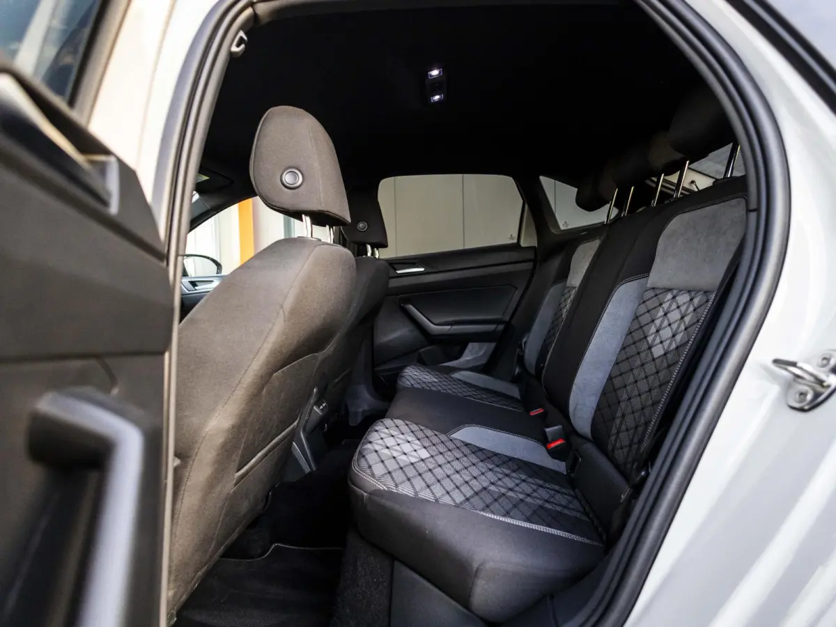 1.0 TSI R-Line R-Line, stoelverwarming, camera, automatische airco, keyless