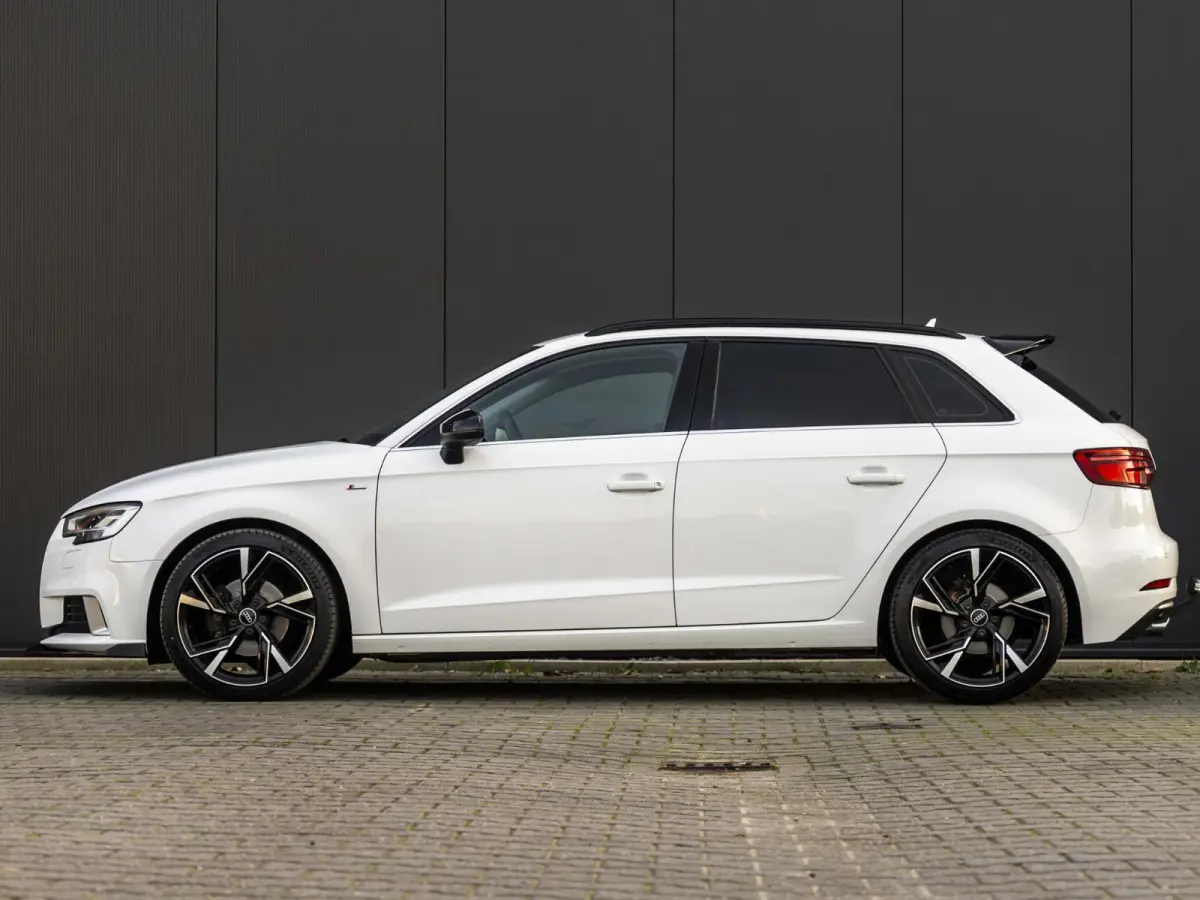 1.0 TFSI Sport Lease Edition Keyless, afneembare trekhaak
