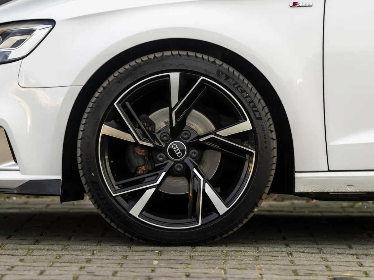 1.0 TFSI Sport Lease Edition Keyless, afneembare trekhaak