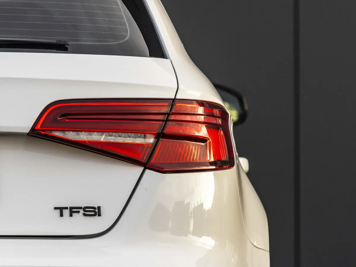 1.0 TFSI Sport Lease Edition Keyless, afneembare trekhaak