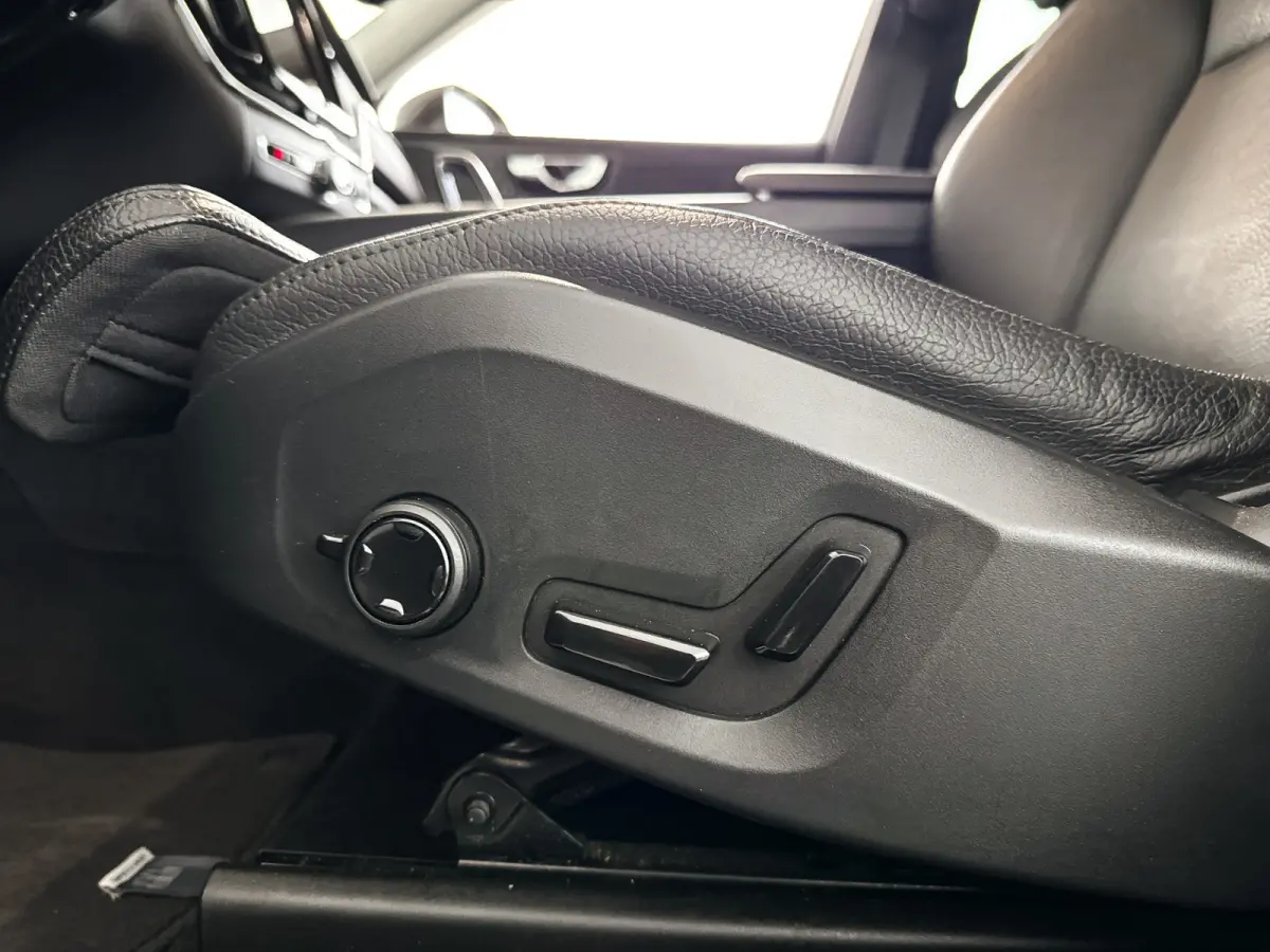 B5 Momentum Business | Parkeercamera | Harman Kardon | Stoel- en Stuurverwarming | Trekhaak