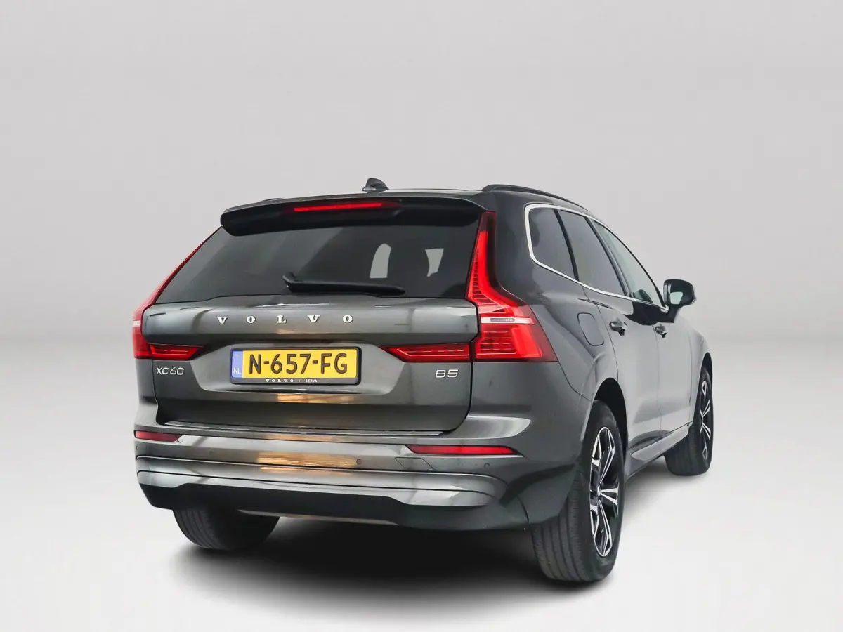 B5 Momentum Business | Parkeercamera | Harman Kardon | Stoel- en Stuurverwarming | Trekhaak