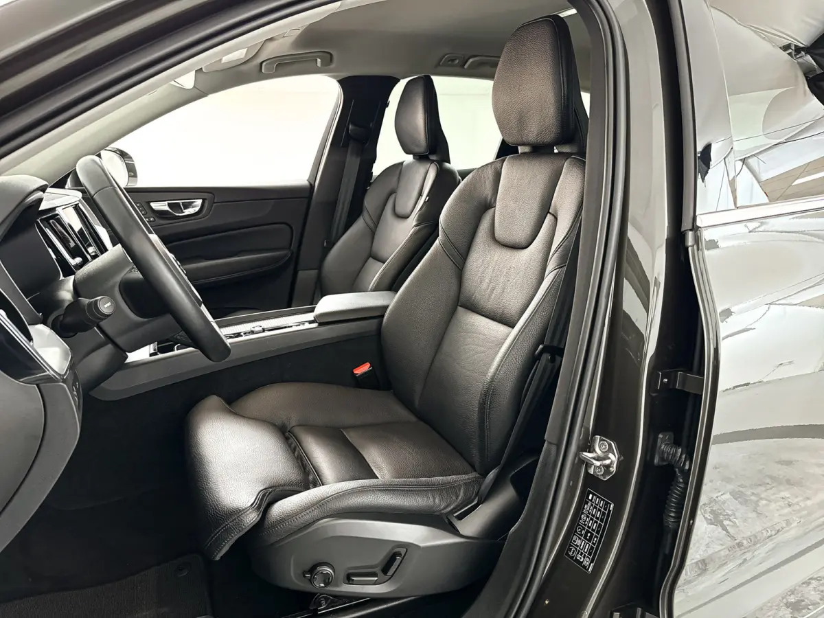 B5 Momentum Business | Parkeercamera | Harman Kardon | Stoel- en Stuurverwarming | Trekhaak