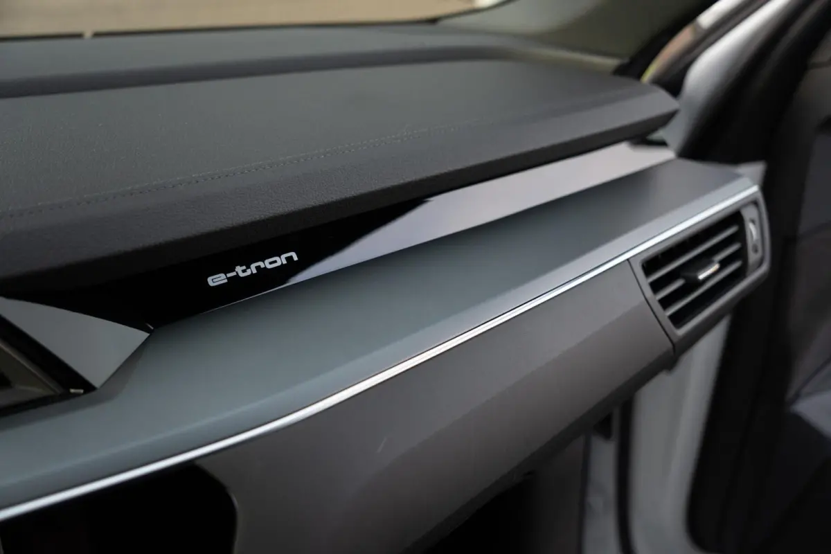 55 Quattro 95 kWh|Advanced S-Line|1ste Eig|Trekhaak|Luchtvering|Virtual|Adaptive Cruise control|360° Camera|Dealer Onderhouden