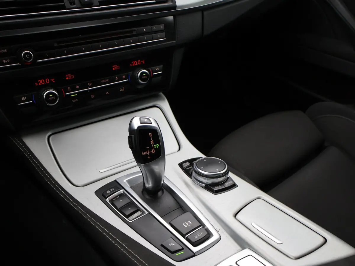 520i 260 PK M-SPORT INTERIEUR + EXTERIEUR | M SPORTSTOELEN | 20 INCH LMV