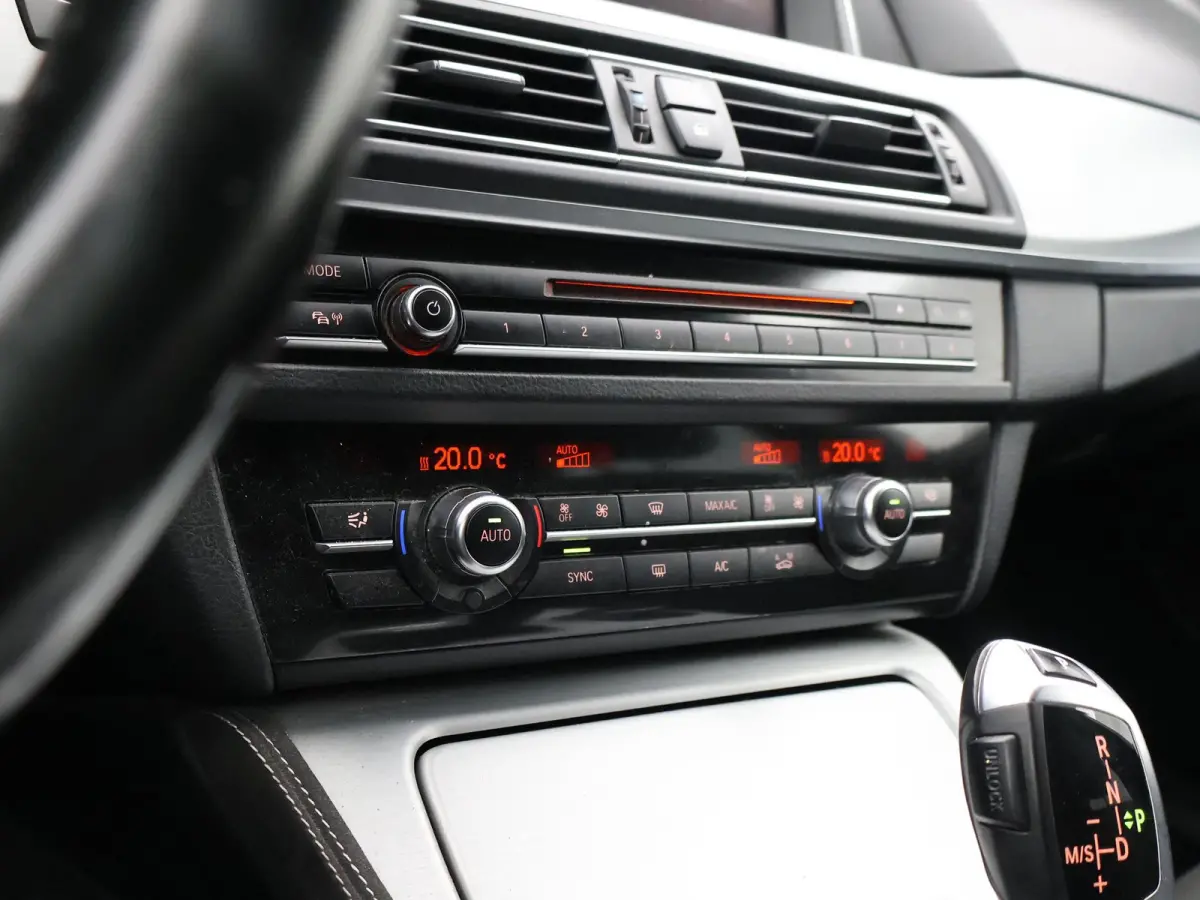 520i 260 PK M-SPORT INTERIEUR + EXTERIEUR | M SPORTSTOELEN | 20 INCH LMV