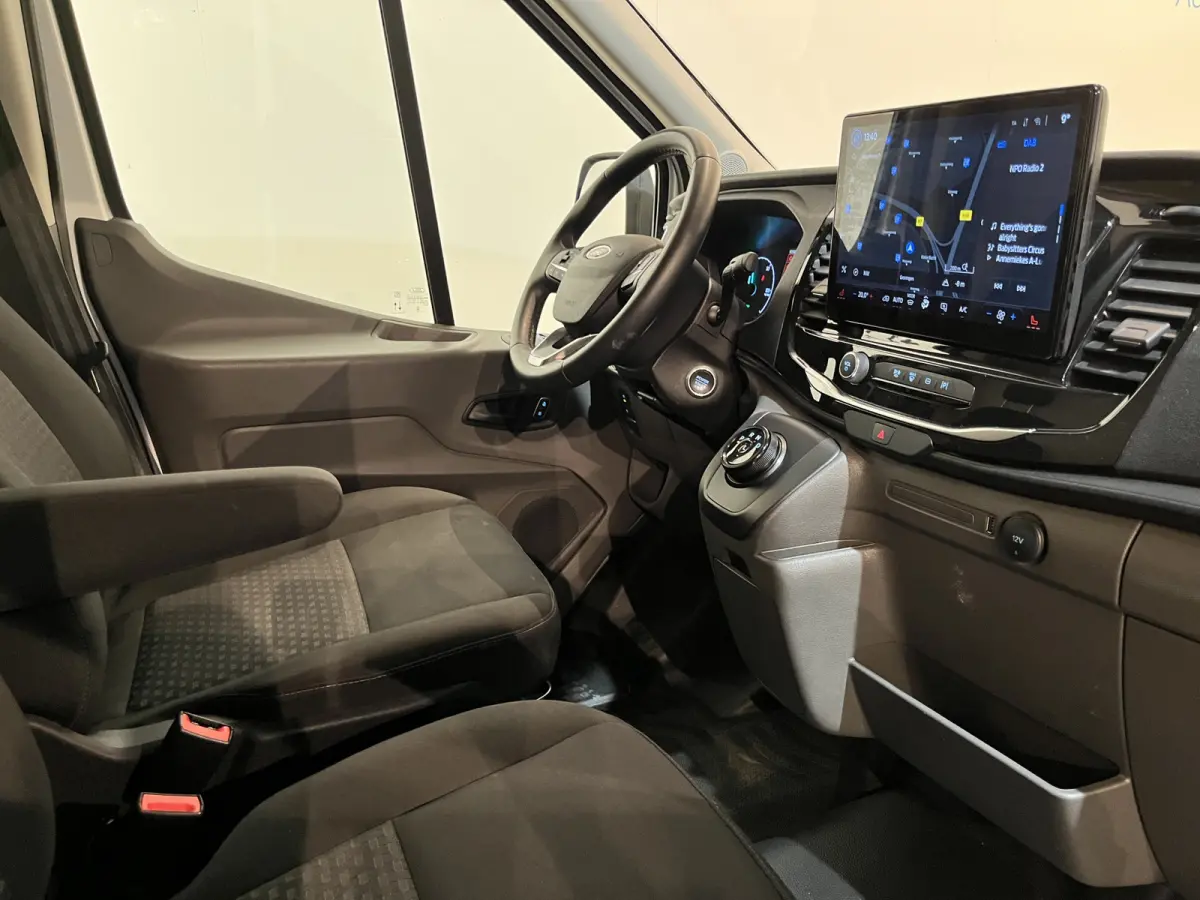 390 (3500 kg) L2H2 Trend 68 kWh 184 PK / 100% Elektrisch !! / Airco / Cruise Control / CarPlay / Camera / Navigatie / 3-Zits / 10.350 KM !!